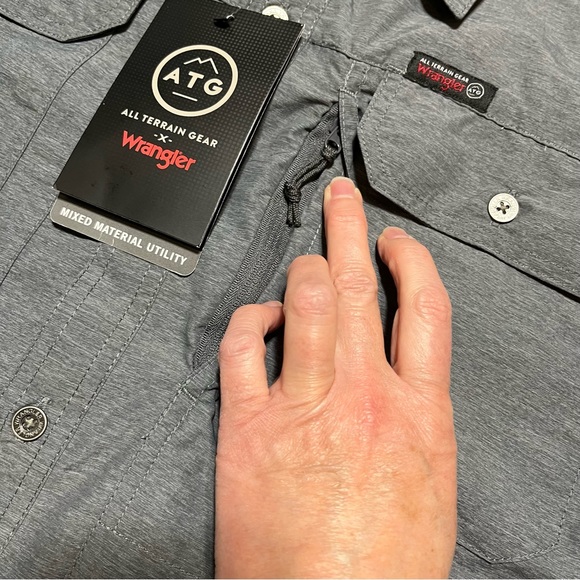 Wrangler Men's ATG Regular Fit Long Sleeve
Button Down Shirt In Gray Sz 2XT - Picture 5 of 15